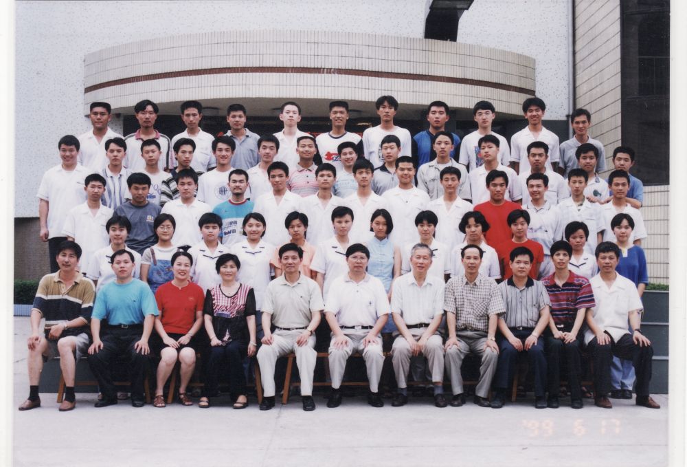1999届高三6班.jpg